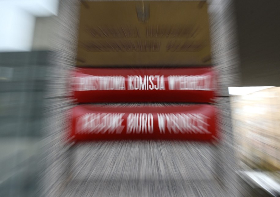 Tablice informacyjne "Państwowa Komisja Wyborcza" i "Krajowe Biuro Wyborcze" na budynku siedziby PKW w Warszawie /Radek Pietruszka /PAP