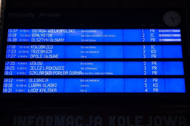 Tablice informujące o opóźnieniach na dworcu we Wrocławiu /Maciej Kulczyński /PAP