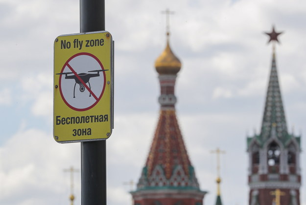 Tablice informujące o zakazie lotów dronami w Moskwie /MAXIM SHIPENKOV    /PAP/EPA