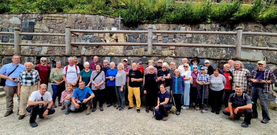 Tablice pamiątkowe na Wiktorówkach oraz rodzine i przyjaciele uhonorowanych himalaistów /Krzysztof Nepelski /RMF FM