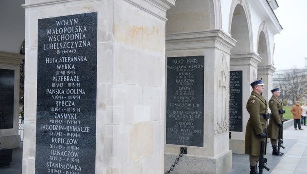 Tablice przy Grobie Nieznanego Żołnierza w Warszawie /Jacek Turczyk /PAP