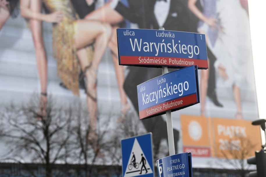 Tablice ulicowe alei Armii Ludowej w warszawskim Śródmieściu zaklejono napisami "ul. Lecha Kaczyńskiego" /Piotr Nowak /PAP
