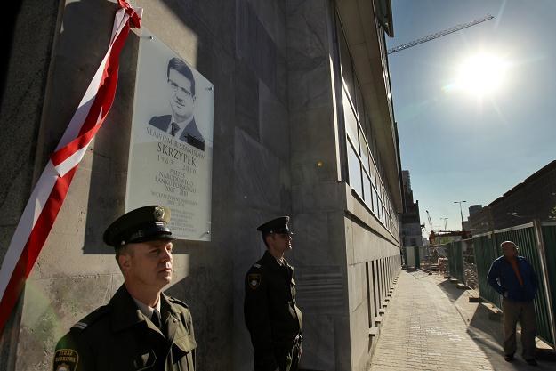 Tablicę upamiętniającą Sławomira Skrzypka odsłonięto we wtorek na budynku centrali NBP w Warszawie /PAP