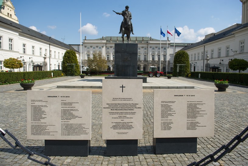 Tablice upamiętniające ofiary katastrofy prezydenckiego samolotu w Smoleńsku postawione przed Pałacem Prezydenckim. /Bartosz Krupa /East News