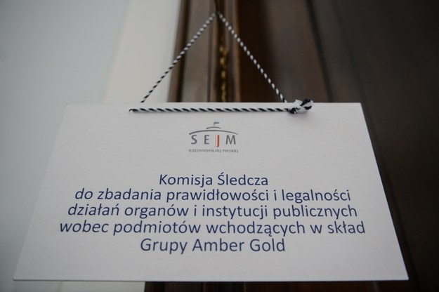 Tabliczka na drzwiach sali, w której odbywa się posiedzenie sejmowej komisji śledczej ds. Amber Gold /Jakub Kamiński   /PAP