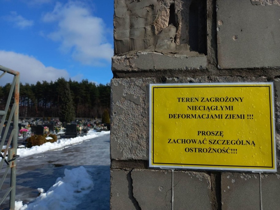 Tabliczka ostrzegawcza przy wejściu na cmentarz przy ul. Jana Pawła II w Trzebini /Magdalena Wojtoń /RMF FM