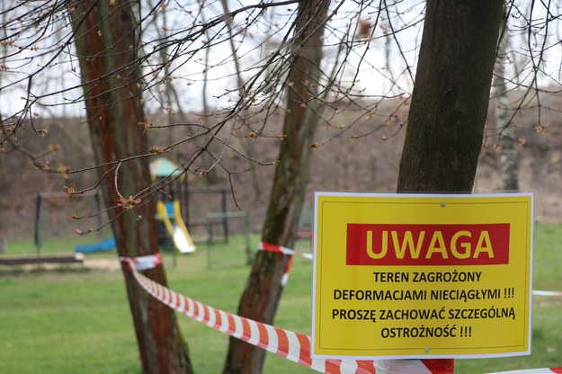 Tabliczka ostrzegawcza w miejscu zagrożonym powstawaniem zapadlisk /Jacek Skóra /RMF FM
