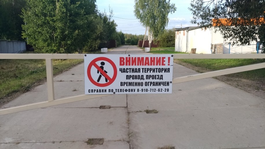 Tabliczki informują, że to teren prywatny i przejścia nie ma. /Przemysław Marzec /RMF FM