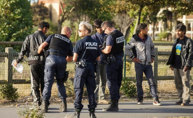 Tabuny imigrantów odstraszają turystów w rejonie Calais