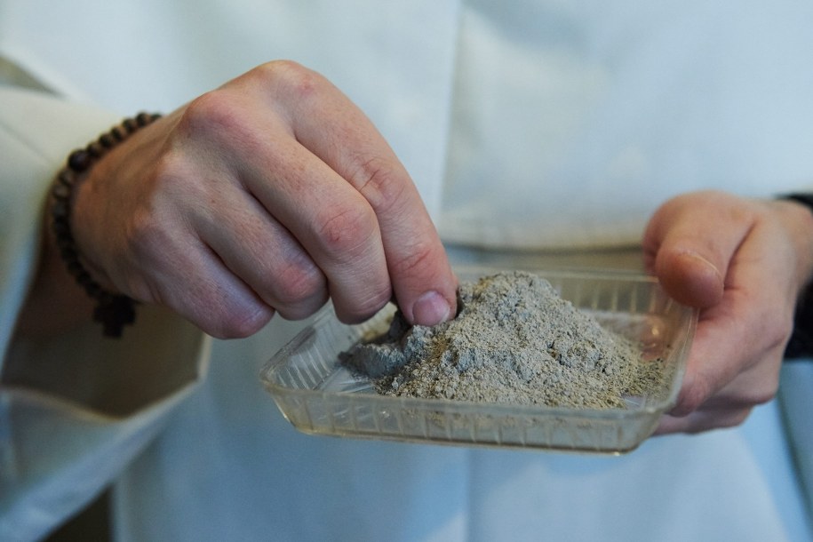 Tacka z popiołem przygotowanym do posypania głów wiernych /Adam Warżawa /PAP