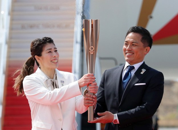 Tadahiro Nomura i Saori Yoshida z ogniem olimpijskim /KIMIMASA MAYAMA /PAP/EPA