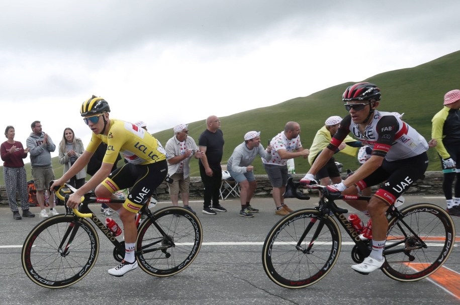 Tadej Pogacar (po lewej) i Rafał Majka (po prawej) /GUILLAUME HORCAJUELO  /PAP/EPA