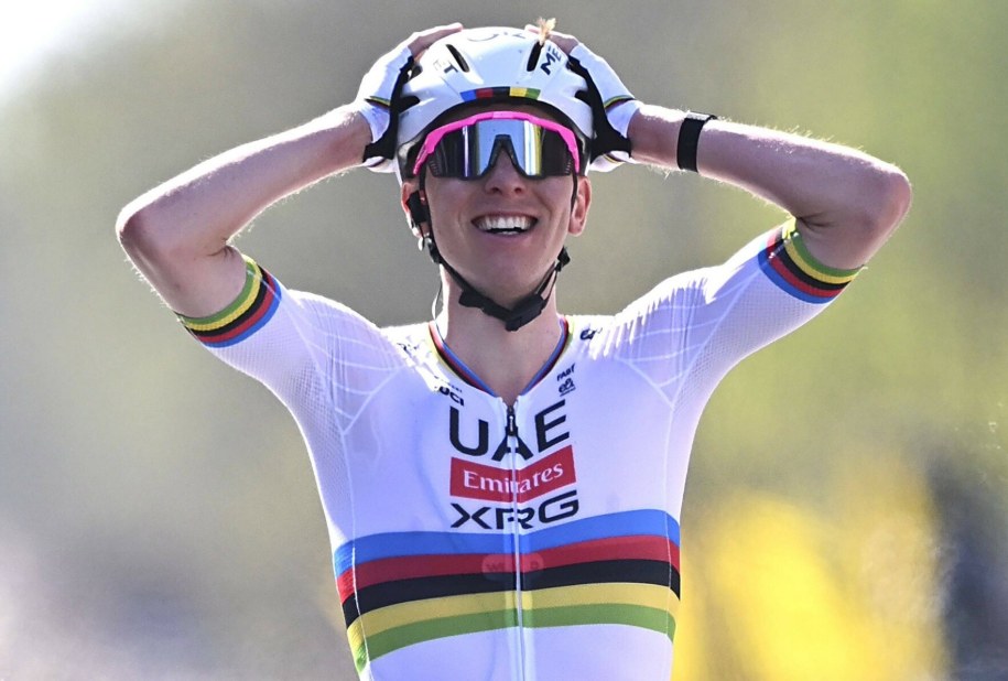 Tadej Pogacar (SLO, UAE Team Emirates - XRG) triumfuje w 109. edycji Ronde van Vlaanderen, wyścigu UCI World Tour, który rozpoczął się w Brugii, a zakończył w Oudenaarde po 268,9 km, 6 kwietnia 2025 roku w Belgii. /Imago Sport and News /East News