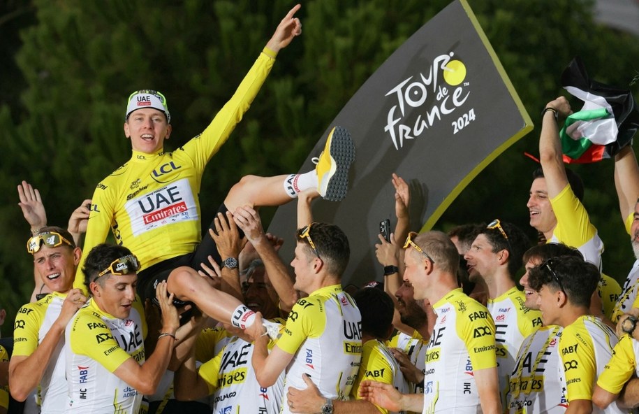 Tadej Pogacar z UAE Team Emirates świętuje zwycięstwo w Tour de France 2024 na podium wraz z zespołem po ostatnim etapie indywidualnej jazdy na czas między Monako a Niceą /THOMAS SAMSON /East News/AFP