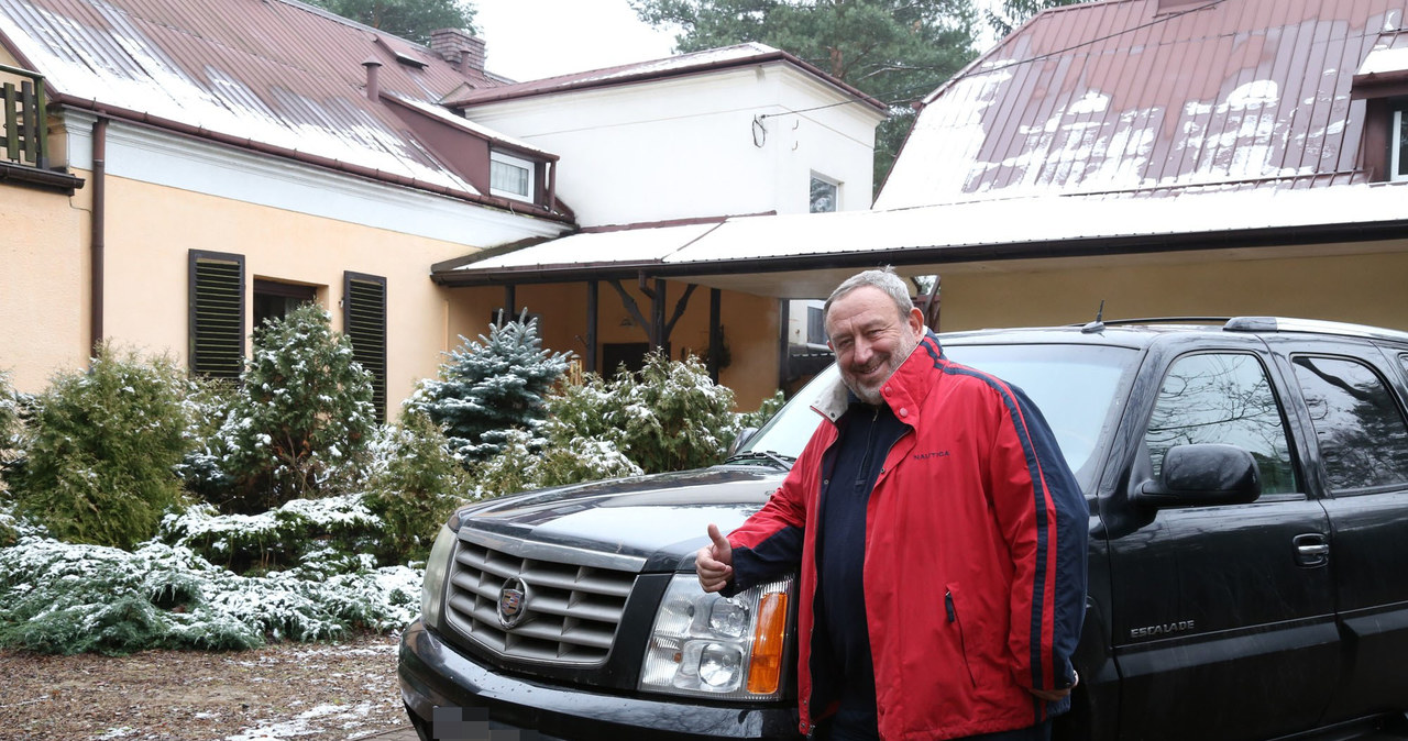 Tadeusz Drozda przed domem w Radości /- /East News