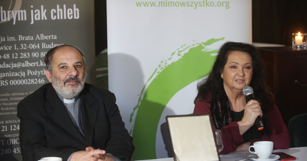 Tadeusz Isakowicz-Zaleski (L) oraz aktorka, założycielka fundacji "Mimo wszystko" Anna Dymna (P) podczas briefingu fundacji im. Brata Alberta oraz fundacji "Mimo Wszystko" /	Łukasz Gągulski /PAP