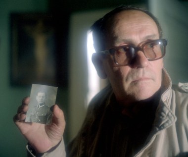 - Tadeusz Konwicki zdecydował się pokazać w tym filmie na moją prośbę. (...) Zjawiał się i znikał - to było jego zadanie. Co bardzo mnie wzruszyło, miał w ręku fotografię mojego ojca, porucznika Jakuba Wajdy z 41. Pułku Piechoty w Suwałkach - reżyser "Kroniki wypadków miłosnych" wspomniał w 2015 roku przy okazji premiery odrestaurowanej wersji filmu.

 