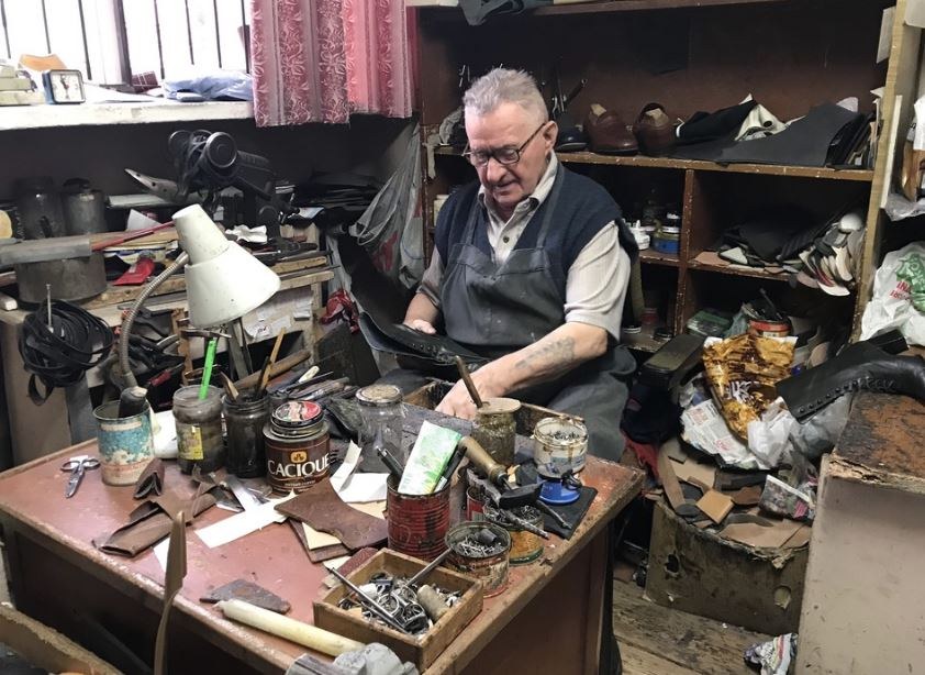 Tadeusz Kuciński od ponad ćwierć wieku naprawia buty na ulicy Piwnej w Warszawie /Grzegorz Kwolek /RMF FM