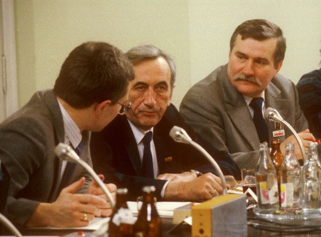 Tadeusz Mazowiecki i Lech Wałęsa podczas obrad Okrągłego Stołu /Jan Bogacz /PAP