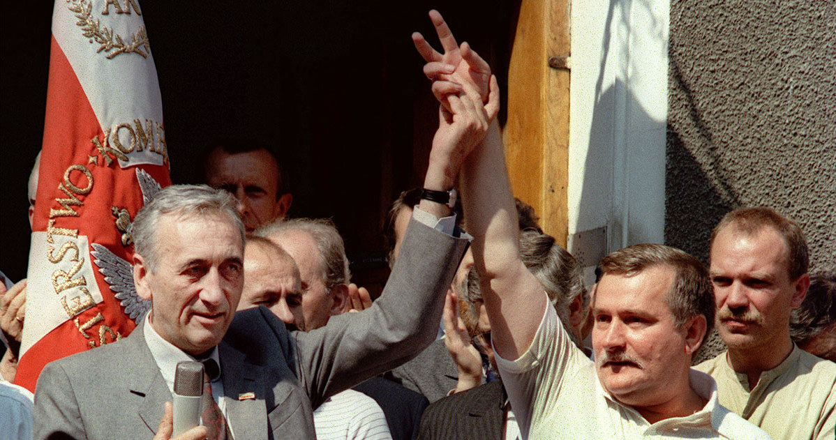 Tadeusz Mazowiecki i Lech Wałęsa przed kościołem św. Brygidy. Zdjęcie z 1989 roku /AFP