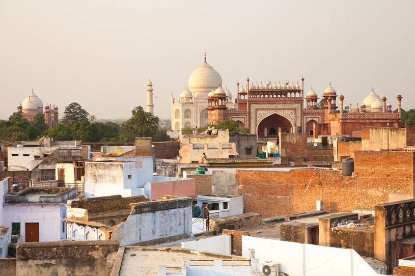 Tadź Mahal położone jest w sąsiedztwie slumsów, czyli dzielicy nędzy /123RF/PICSEL