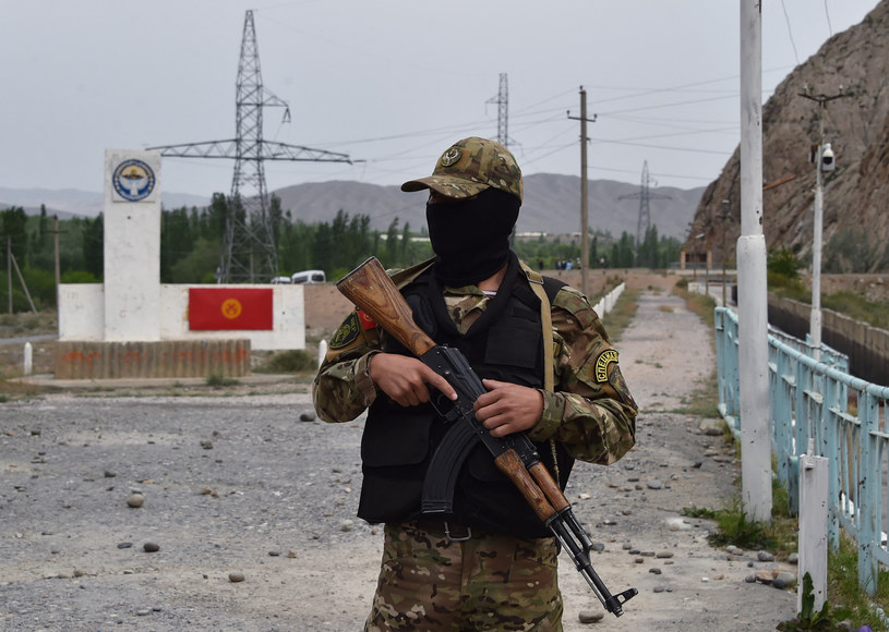 Tadżykistan oskarża Kirgistan o użycie ciężkiego sprzętu /VYACHESLAV OSELEDKO /AFP
