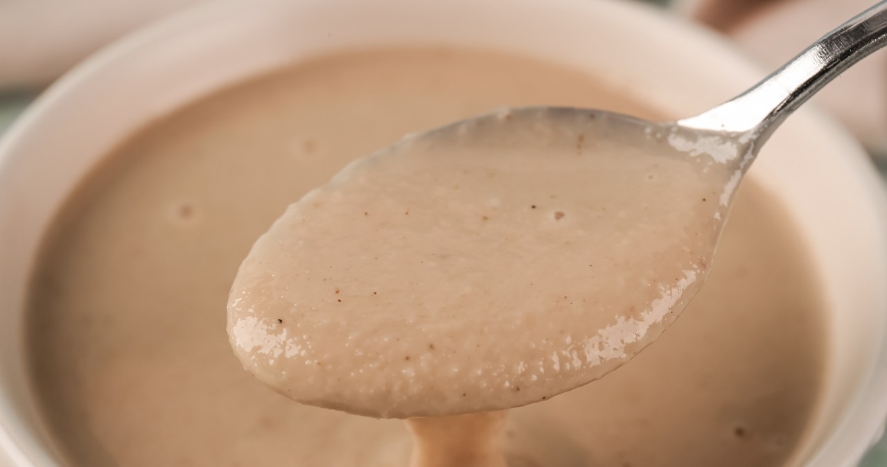 Tahini, czyli pasta sezamowa, to produkt, który nadaje się nie tylko do smarowania kanapek. Jest też świetnym dodatkiem do kawy /123RF/PICSEL