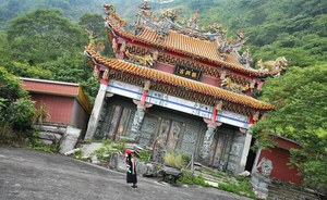 Taihe Zhenxing Palace. Przy nim nawet Krzywa Wieża w Pizie wydaje się prosta