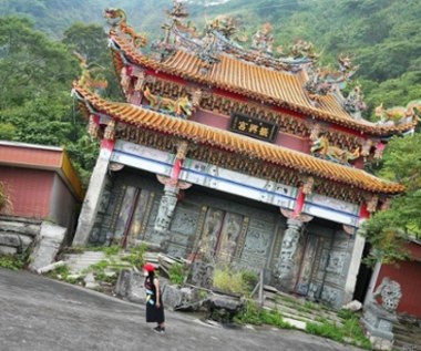 Taihe Zhenxing Palace. Przy nim nawet Krzywa Wieża w Pizie wydaje się prosta