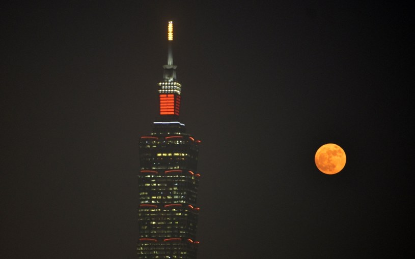 Taipei 101 podczas pełni Księżyca /AFP