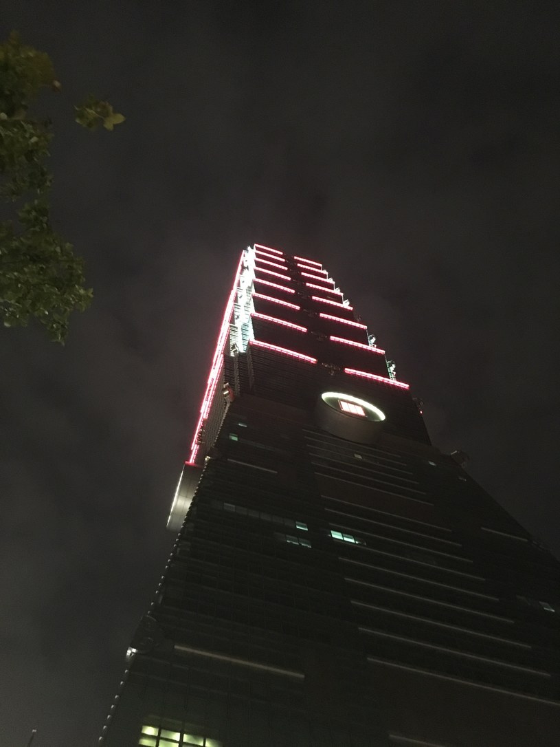 Taipei 101 widziany z chodnika /INTERIA.PL