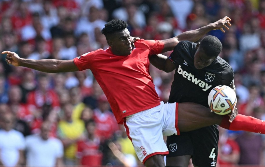Taiwo Awoniyi i Kurt Zouma podczas meczu Premier League pomiędzy Nottingham Forest a West Hamem United /PAUL ELLIS /East News/AFP