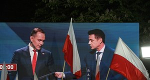 Tajemnica białej koperty. Co Trzaskowski dał Nawrockiemu podczas debaty?