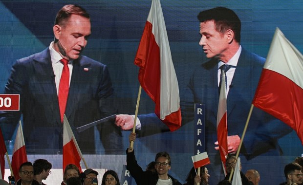 Tajemnica białej koperty. Co Trzaskowski dał Nawrockiemu podczas debaty?