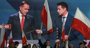 Tajemnica białej koperty. Co Trzaskowski dał Nawrockiemu podczas debaty?