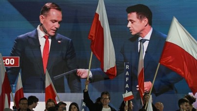 Tajemnica białej koperty. Co Trzaskowski dał Nawrockiemu podczas debaty?