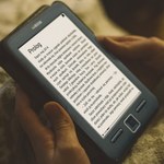 Tajemnica e-papieru. Jak działają czytniki e-booków?