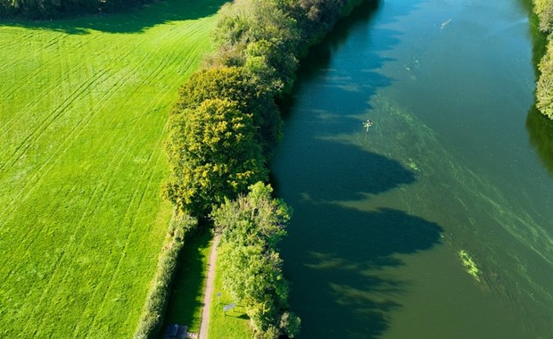 Tajemnica rzeki. Plastikowe butelki z cytatami z Biblii zniknęły