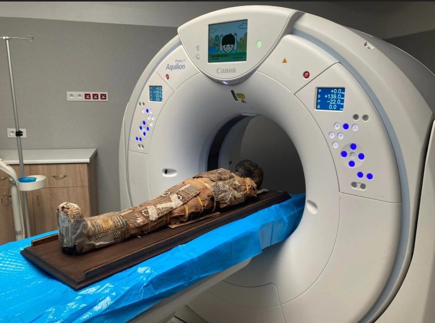 Tajemnice egipskiej mumii dziecka odkrywane przez naukowców z Wrocławia /fot. Marzena Ożarek-Szilke/Uniwersytet Wrocławski /