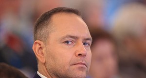 Tajemnice marki Nowrocky. Kto zarabia na Karolu Nawrockim?