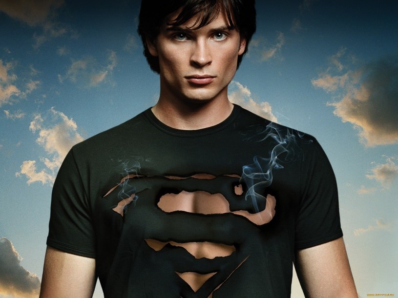 "Tajemnice Smallville": Przez dziesięć sezonów czekaliśmy aż Clark Kent (Tom Welling) dojrzeje do tego, by założyć słynny kostium i wzbić się w przestworza. /materiały prasowe
