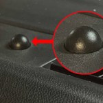 Tajemnicza kulka na podszybiu samochodu pełni specyficzną rolę. Do czego służy?