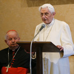 Tajemnicza opaska na ręce Benedykta XVI. Papież Franciszek prosi o modlitwę