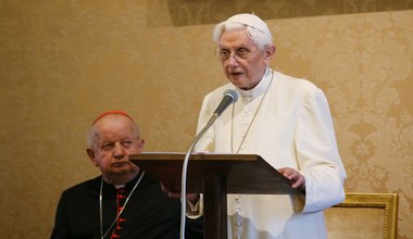 Tajemnicza opaska na ręce Benedykta XVI. Papież Franciszek prosi o modlitwę