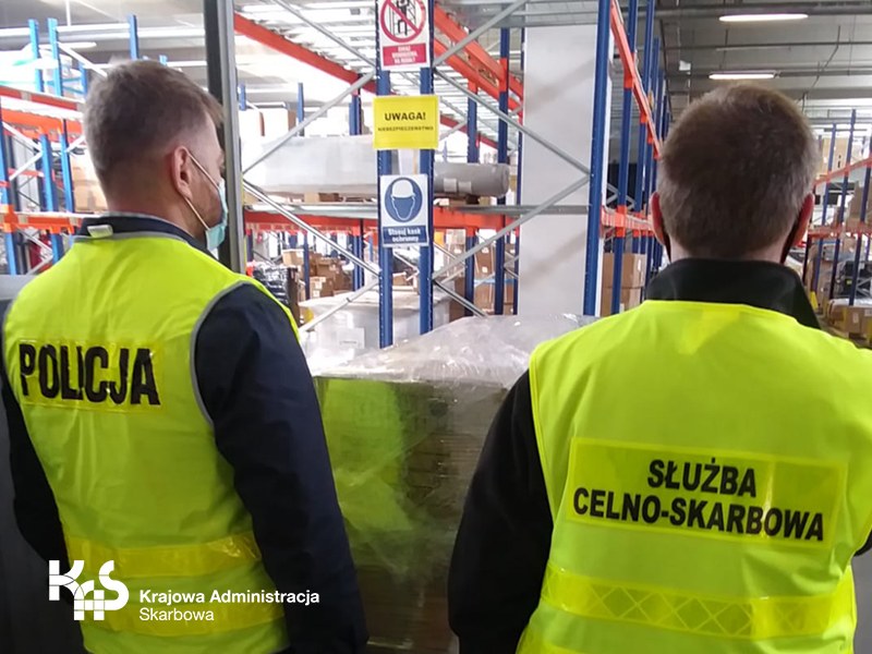 Tajemniczą paczkę znaleziono na lotnisku /Krajowa Administracja Skarbowa /