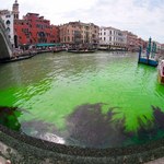 Tajemnicza plama na Canal Grande w Wenecji