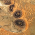 Tajemnicze ciemne wzgórza na Saharze. Astronauta uchwycił je z ISS