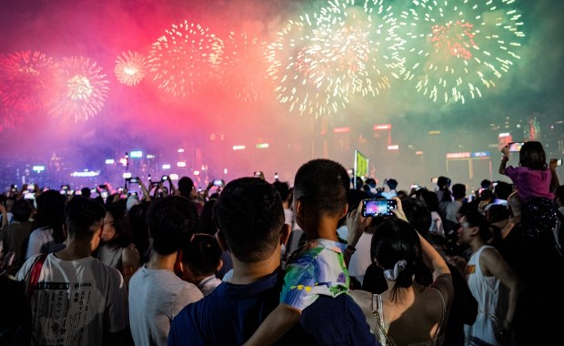 Tajemnicze komunikaty z Chin. "Siła wyższa" i odwołane pokazy fajerwerków