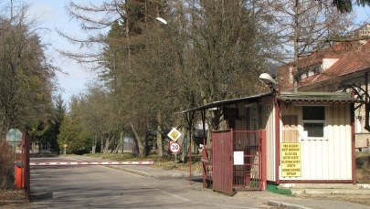 Tajemnicze lądowanie na nieczynnym lotnisku. Pilot porzucił samolot