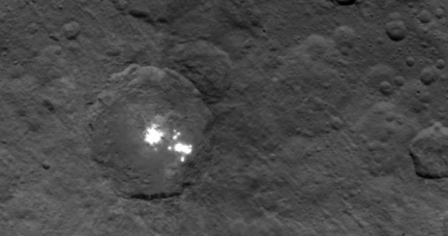 Tajemnicze plamy na Ceres wciąż pozostają zagadką /NASA